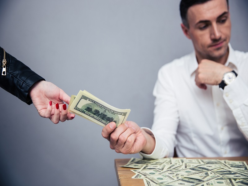 Обговорити з партнером гроші до одруження: про що варто дізнатися?